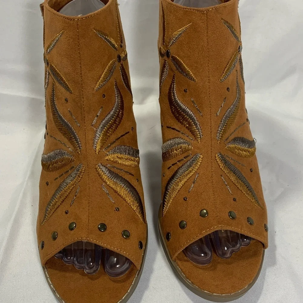 NWOT Sugar “RAINE” Brown Peep Toe Heeled Booties